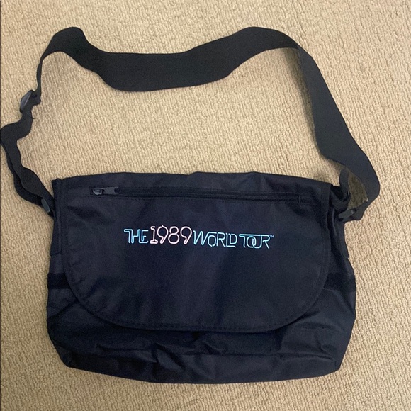 1989 World Tour Black Messenger Bag never used! - Picture 1 of 4